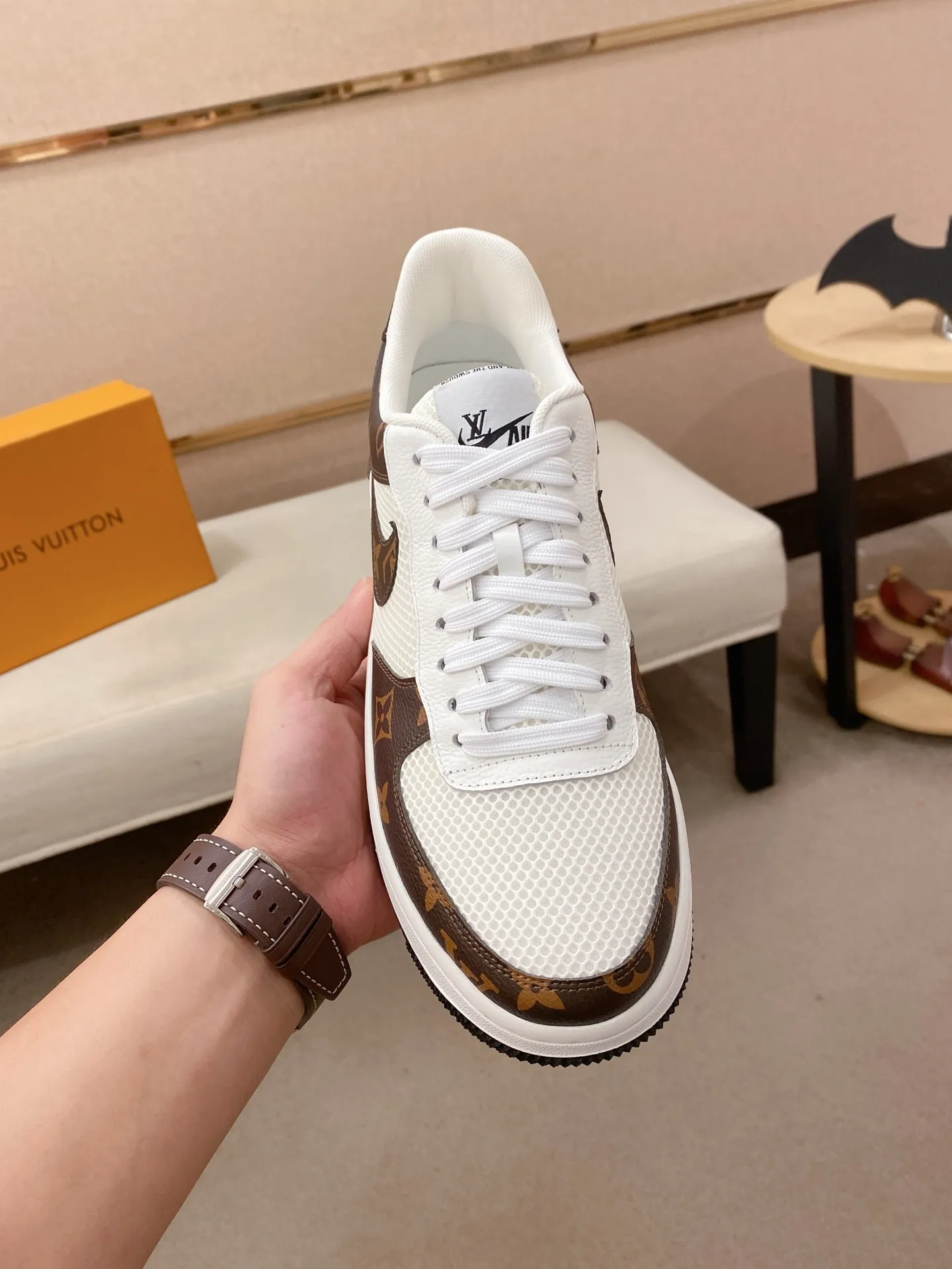 Men's shoes💰 440💰Louis Vuitton (Louis Vuitton/LV) top 🔍🔍 new models are on sale at the same time, the upper 🇮🇹 imported Italian first-layer cowhide, fully imported mesh breathable lining 💪💪, completely 1⃣️compared 1⃣️Reproduction🇮🇹💪💪, ⚠Sole: The original sole is specially provided by the original factory, the exclusive movable molded sole is super comfortable, ⚠Original factory follow-up goods, 🔍🔍high quality, you can enter and leave the counter at will, welcome to compare⚠. Code number: 38-44. Can be customized for 45 non-refundable!